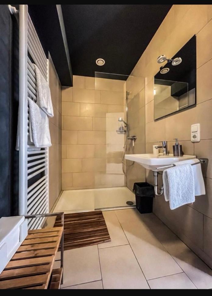 Zimmer - Modernes Apartment Mit 45 Qm. Straubing Bagian luar foto