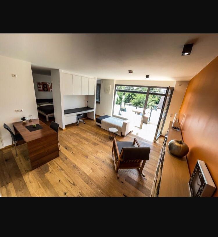Zimmer - Modernes Apartment Mit 45 Qm. Straubing Bagian luar foto
